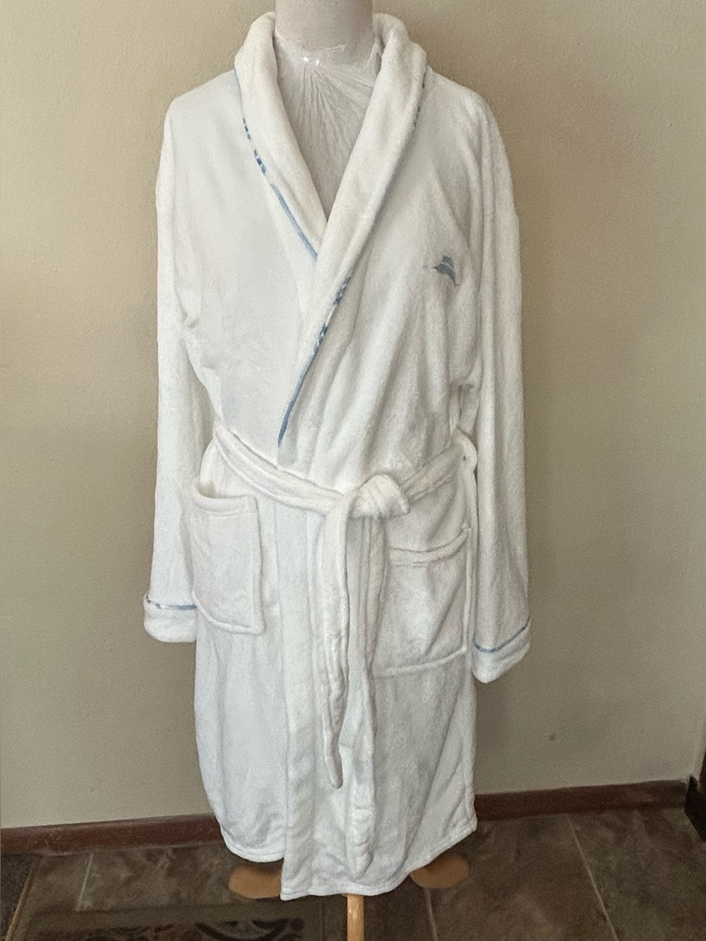 Tommy Bahama White Super Soft Plush Bath Robe One Size Unisex. New
